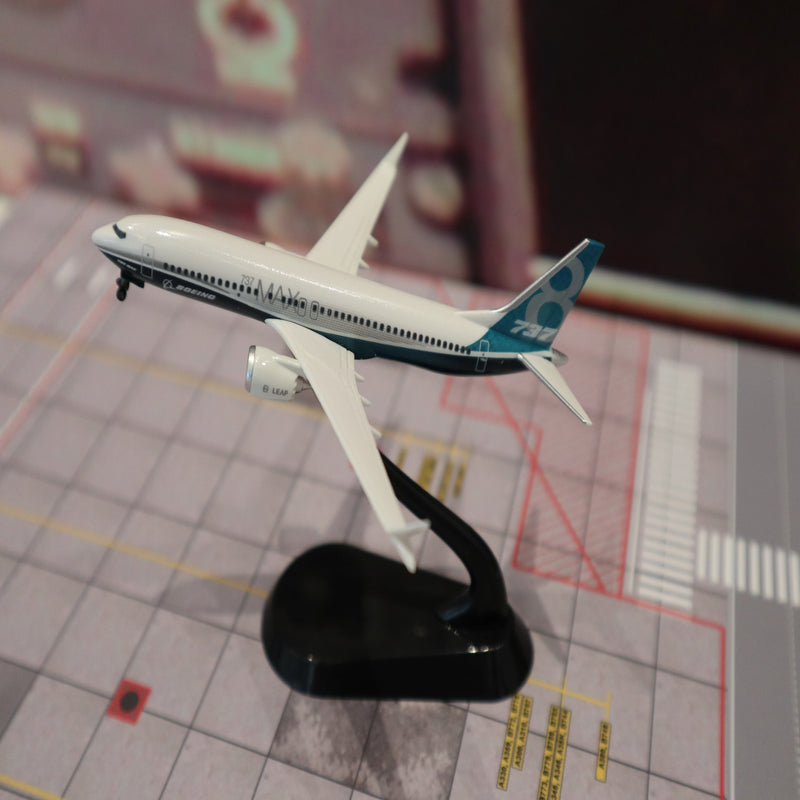 B737 MAX 1:400 on stand Model (blister-pack)